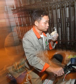 快遞哥中暑后 邊打點滴邊送快遞 